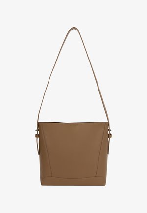 Brun lædertaske med en struktureret design, der har en forlænget rem, glat tekstur og syede detaljer på frontpanelet.