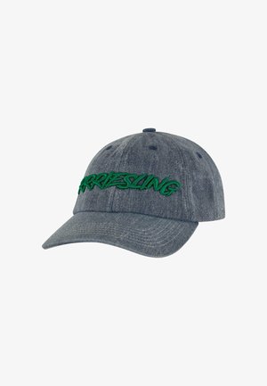 Grå denimkeps med böjd skärm. Har grön broderad text "ARRESTING" över framsidan. Sexpanelig design med ventilationsöglor.