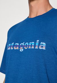 Patagonia DAILY GRAPHIC SHIRT - Sportiniai marškinėliai trumpomis rankovėmis - clement blue