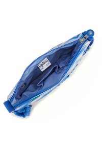 Borsa con zip di colore blu, con esterno liscio, fodera in tessuto azzurro chiaro, multiple tasche interne e un soffice pom-pom blu come dettaglio.
