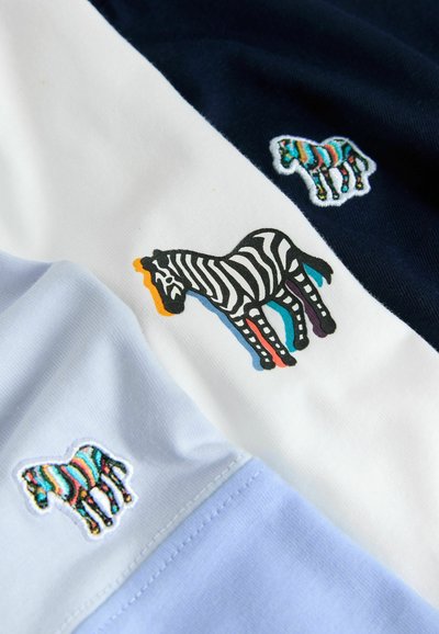 Mehrfarbiger Baumwollstoff mit drei gestickten Zebra-Designs; Farben sind Schwarz, Weiß, Blau und Orange. Strukturierte Stickerei-Details vorhanden.