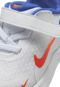 Nike Performance REVOLUTION 7 - Zapatillas running asfalto - white team orange astronomy blue total orange