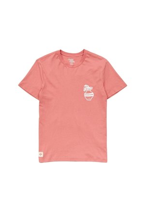 Camiseta rosa de manga corta hecha de algodón, con una maceta blanca con flores estampada en el lado izquierdo del pecho. Diseño clásico de cuello redondo.