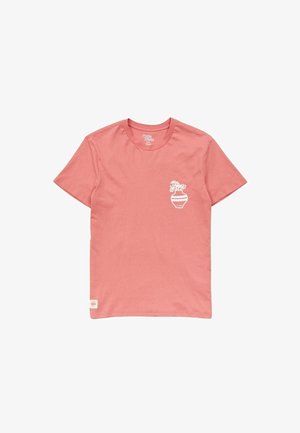 Camiseta rosa de manga corta hecha de algodón, con una maceta blanca con flores estampada en el lado izquierdo del pecho. Diseño clásico de cuello redondo.