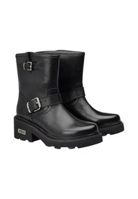 Stivaletti in pelle nera con una larga cinghia e dettaglio della fibbia. Suola spessa con finitura testurizzata, parte superiore liscia e cuciture minime.