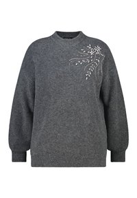 Grijze gebreide trui met lange mouwen en een ronde halslijn, voorzien van bloemvormige rhinestone-versieringen aan de linkerkant.