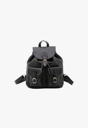 Schwarzer Leder-Rucksack mit einer abgerundeten Klappe, Kordelzugverschluss und zwei Fronttaschen. Akzente in Gold und verstellbare Träger.
