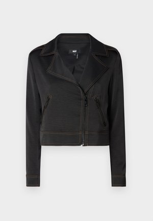 Svart cropped jakke med notches krage, med to glidelåslommer og oransje sømmer langs sømmene. Laget av et glatt stoff.