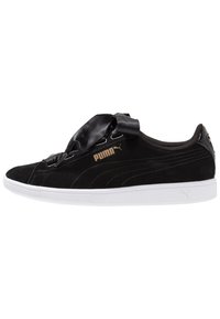 Baskets Puma en daim noir avec semelle blanche et larges lacets en ruban de satin, vues de profil gauche.