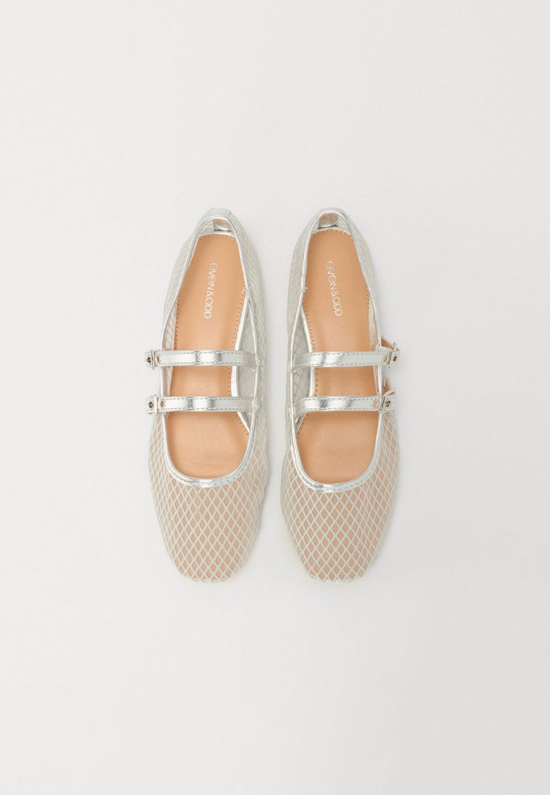 Ballerines en mailles argentées avec deux brides métalliques, dotées d'une semelle intérieure beige douce, d'un bout arrondi et d'un motif en diamants sur le matériau en maille.