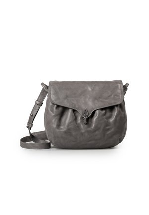Borsa a tracolla in pelle grigia con chiusura a pattina, morbido al tatto e tracolla regolabile. Presenta un fermo metallico e un design arricciato.