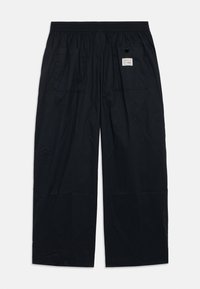 Pantalons noirs légers avec une taille élastique, deux poches avant et une étiquette cousue. Texture lisse avec un design à jambes droites.