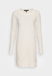 Robe pull tricotée beige clair avec des manches longues, un col rond et des poignets côtelés. Fabriquée en tissu doux avec une finition texturée.