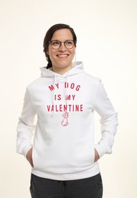 Biała hoodie z odważnym czerwonym napisem "MÓJ PIES TO MOJA WALENTYNKA" oraz prostą ilustracją psa. Gładka tekstura, regulowany kaptur ze sznurkiem.
