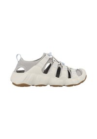 Scarpe atletiche leggere, grigio e bianche, con una tomaia in rete traspirante, aperture aperte e una suola in gomma testurizzata. Presentano lacci regolabili.