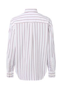 Weißes Langarmhemd mit schmalen roten vertikalen Streifen, geknöpften Manschetten, umgeschlagenem Kragen und einer Mittelfalte auf der Rückseite.