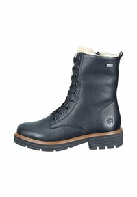 Bota negra de cuero con cordones, con un acabado texturizado, forro de piel en el cuello y suela de goma con acentos de madera. Presenta ojales metálicos.