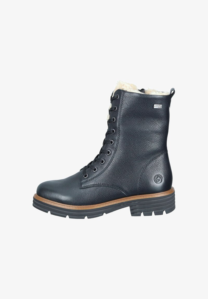 Bota negra de cuero con cordones, con un acabado texturizado, forro de piel en el cuello y suela de goma con acentos de madera. Presenta ojales metálicos.