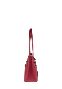 Borsa tote in pelle rossa con finitura testurizzata, design slim, due manici e chiusura con zip. Presenta un dettaglio annodato su un lato.