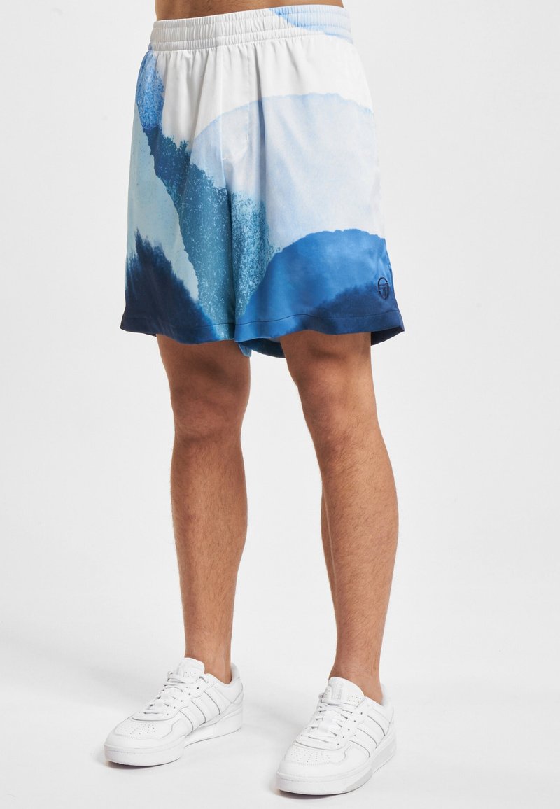 Modré a bílé plavky s abstraktním vzorem inspirovaným vodou. Vyrobeny z lehké tkaniny, s elastickým pasem a volným střihem.