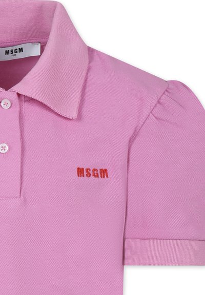 Polo a maniche corte in cotone rosa chiaro, con colletto classico, due bottoni e logo ricamato "MSGM" in rosso sul petto.
