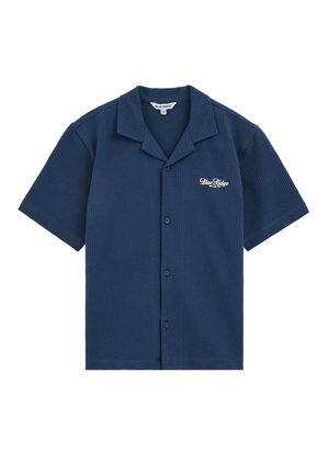Chemise en tricot gaufré bleu marine à manches courtes avec col cranté, boutonnée sur le devant et logo blanc "Blue Ridge" sur le côté gauche de la poitrine.