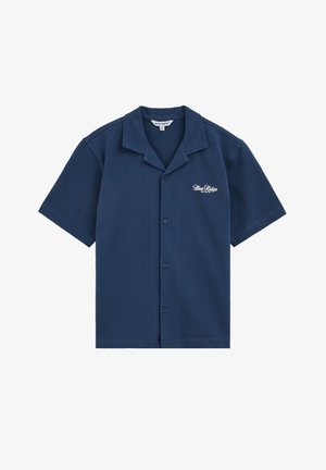 Camisa de punto waffle azul marino de manga corta con cuello con muesca, cierre de botones y logotipo blanco "Blue Ridge" en el pecho izquierdo.