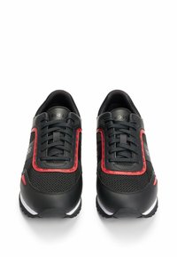 Paire de chaussures de sport noires et rouges avec des détails en mesh et en cuir, fermeture à lacets sur l'avant, et accents de la marque "BOSS" sur la languette et les côtés.
