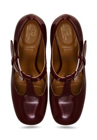 Pantofi Mary Jane din piele lacuită burgundă, cu vârf rotund, design T-strap, cataramă ajustabilă și branț cu amortizare.