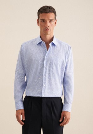 Hellblaues Langarmhemd mit Paisley-Muster, Button-Down-Kragen und einer Brusttasche. Hergestellt aus einem glatten Stoff.