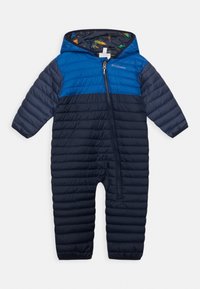 Marineblauwe en blauwe gewatteerde babysneeuwpak met een ritssluiting over de volle lengte, kap, gestructureerde isolatie en een gestoffeerde binnenkant met een boompatern. 
