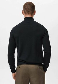 Schwarzer Strickpullover mit kurzem Kragen, gerippten Bündchen und Saum. Figurbetontes Design, glatte Textur, von hinten präsentiert.