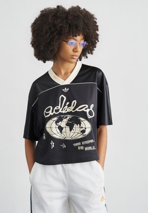 Μαύρη αθλητική φανέλα από διχτυωτό ύφασμα με μπεζ γραφικό υδρόγειας, συνοδευόμενο από κείμενο. Διαθέτει λαιμόκοψη σε σχήμα V και κοντά μανίκια σε κρεμ απόχρωση.