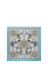 Foulard en soie présentant un motif floral et géométrique en bleu, or et blanc, avec une bordure turquoise. Forme carrée avec des accents détaillés.