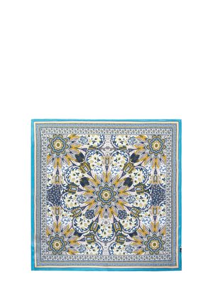 Foulard en soie présentant un motif floral et géométrique en bleu, or et blanc, avec une bordure turquoise. Forme carrée avec des accents détaillés.