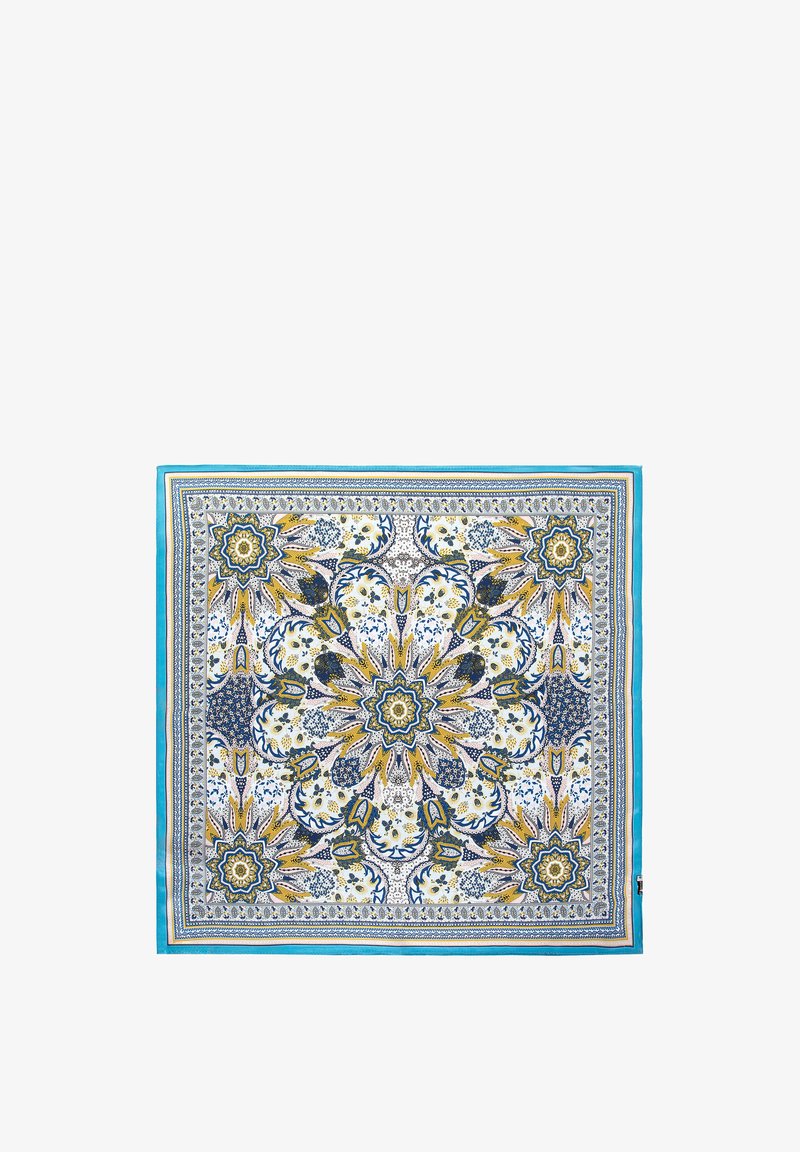 Foulard en soie présentant un motif floral et géométrique en bleu, or et blanc, avec une bordure turquoise. Forme carrée avec des accents détaillés.