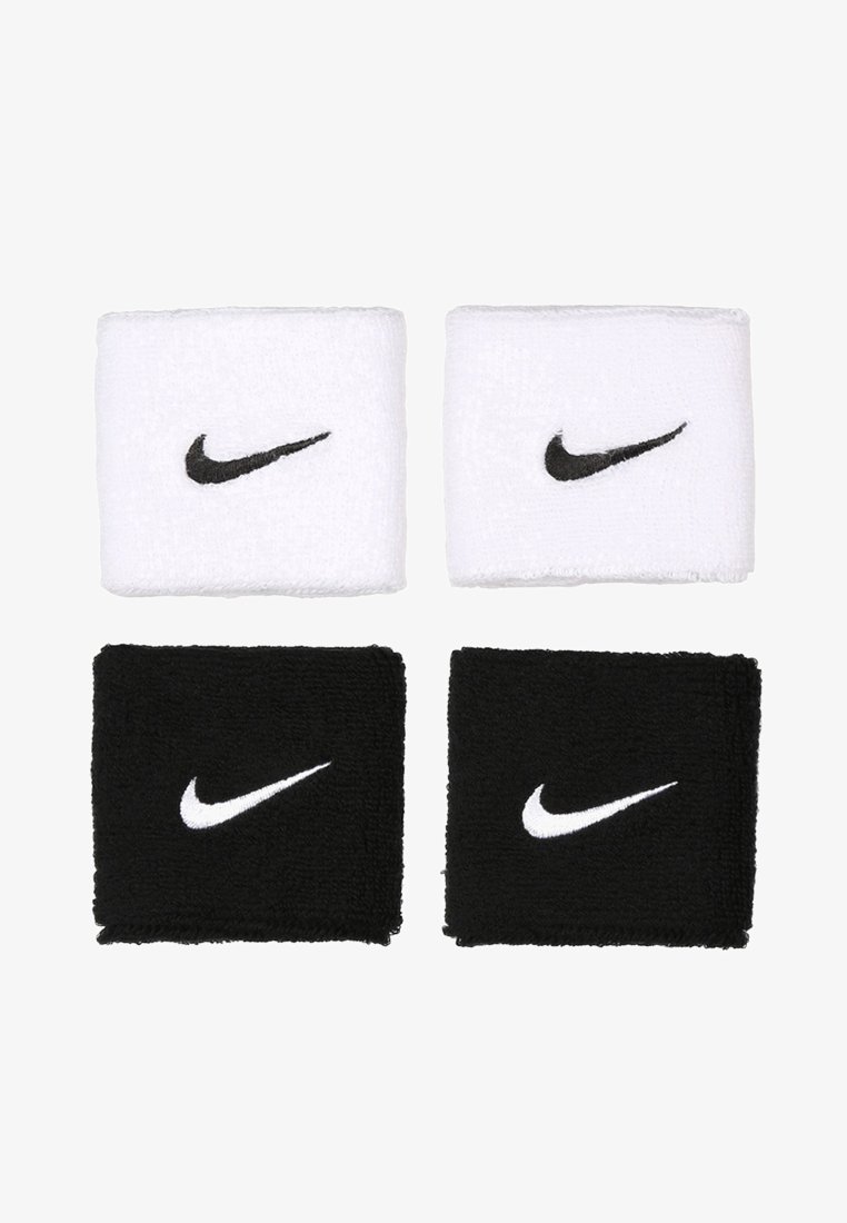 Conjunto de quatro pulseiras de algodão em duas cores: duas brancas e duas pretas. Cada uma apresenta o logótipo Swoosh da Nike bordado em cores contrastantes.