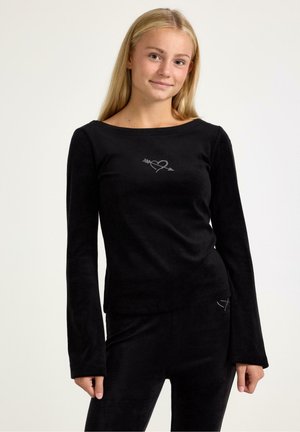 Zwarte longsleeve top van zachte stof, met een boot halslijn en een zilveren hartontwerp op de borst. Soepele textuur met aansluitende mouwen.