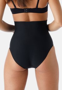 Pantaloni da bagno neri a vita alta realizzati in materiale elasticizzato, caratterizzati da una superficie liscia e un design minimalista senza motivi o parti metalliche visibili.