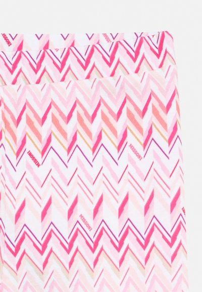Chevron vzor v odtieňoch ružovej, broskyňovej a bielej s malým textom "Missoni" integrovaným po celej látke.