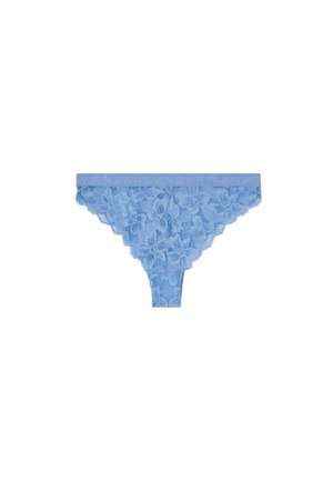 String in pizzo azzurro chiaro con motivo floreale. Include un elastico in vita con il nome del brand, design con bordo scallop e texture trasparente.