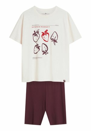 Biała koszulka z krótkim rękawem z czerwonymi i brązowymi szkicami truskawek oraz napisem "Summer Market", w połączeniu z jednolitymi ciemnoczerwonymi spodenkami do kolan.
