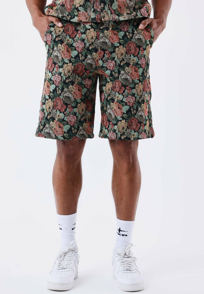 Shorts à imprimé floral en tissu foncé, ornés de roses éclatantes en rouge, rose et vert. Dotés de poches avant et d'une coupe décontractée.
