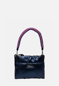 Sac à main en nylon bleu marine, à la forme gonflée, avec une bandoulière tressée ornée de touches de rose et de bleu. Comprend un patch logo et des finitions en métal argenté.