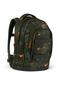 Grüner Rucksack mit einem orangefarbenen tropischen Blättermuster, mehreren Fächern, verstärkten Trägern und einem gepolsterten Rückenpanel für zusätzlichen Komfort.