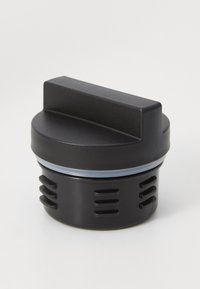 Cappuccio cilindrico nero con superficie testurizzata, parte superiore piatta e scanalature di ventilazione. Presenta un anello di tenuta di colore blu chiaro.