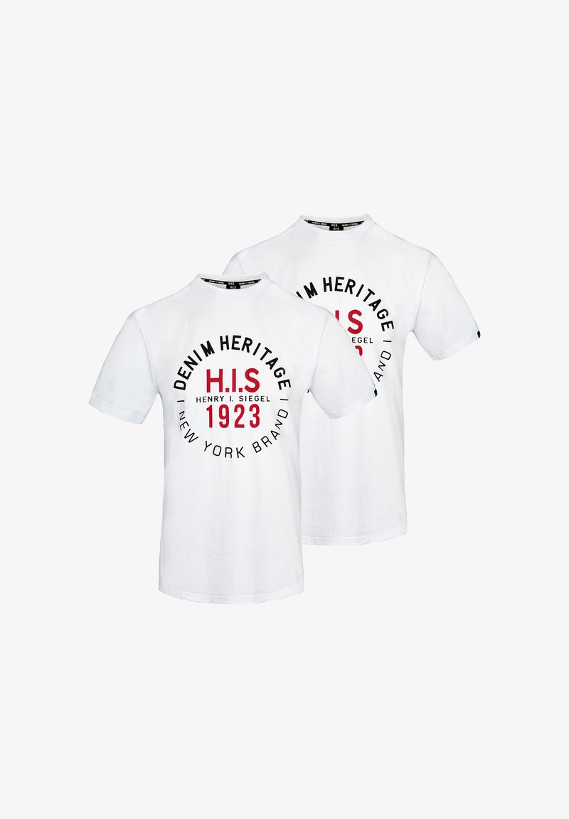 Bílá bavlněná trička s kulatým grafickým potiskem v černé a červené barvě. Text obsahuje "DENIM HERITAGE," "H.I.S," a "1923." Krátké rukávy.