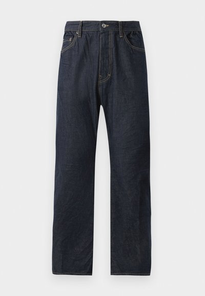 Jeans de mezclilla azul oscuro con un corte recto, que cuentan con cinco bolsillos, costuras sutiles y un cierre de botón en la cintura.