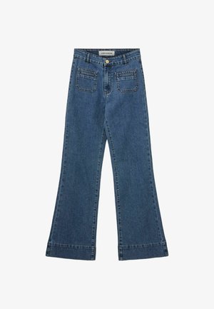 Kõrgelt taljeosa, laienevad teksad sinisest denimist. Omavad esikotte, nupuga sulgemist ja kerge laienemisega allääri. Puhtad viimistlused.