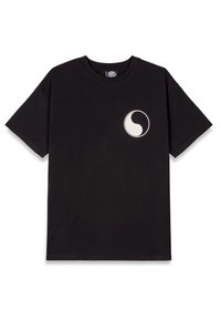 Camiseta de algodón negra con un logo yin-yang blanco en el lado izquierdo del pecho. Diseño clásico de mangas cortas y cuello redondo.